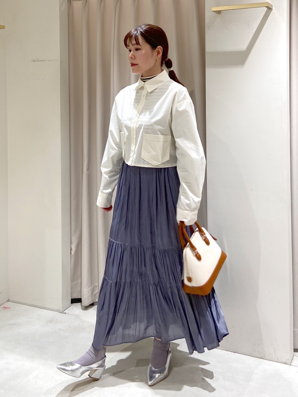 ホワイト系のシャツ/ブラウス、ホワイト系のニット/セーター、シルバー系のパンプスを着用したレディースの春コーディネートの5枚目の写真