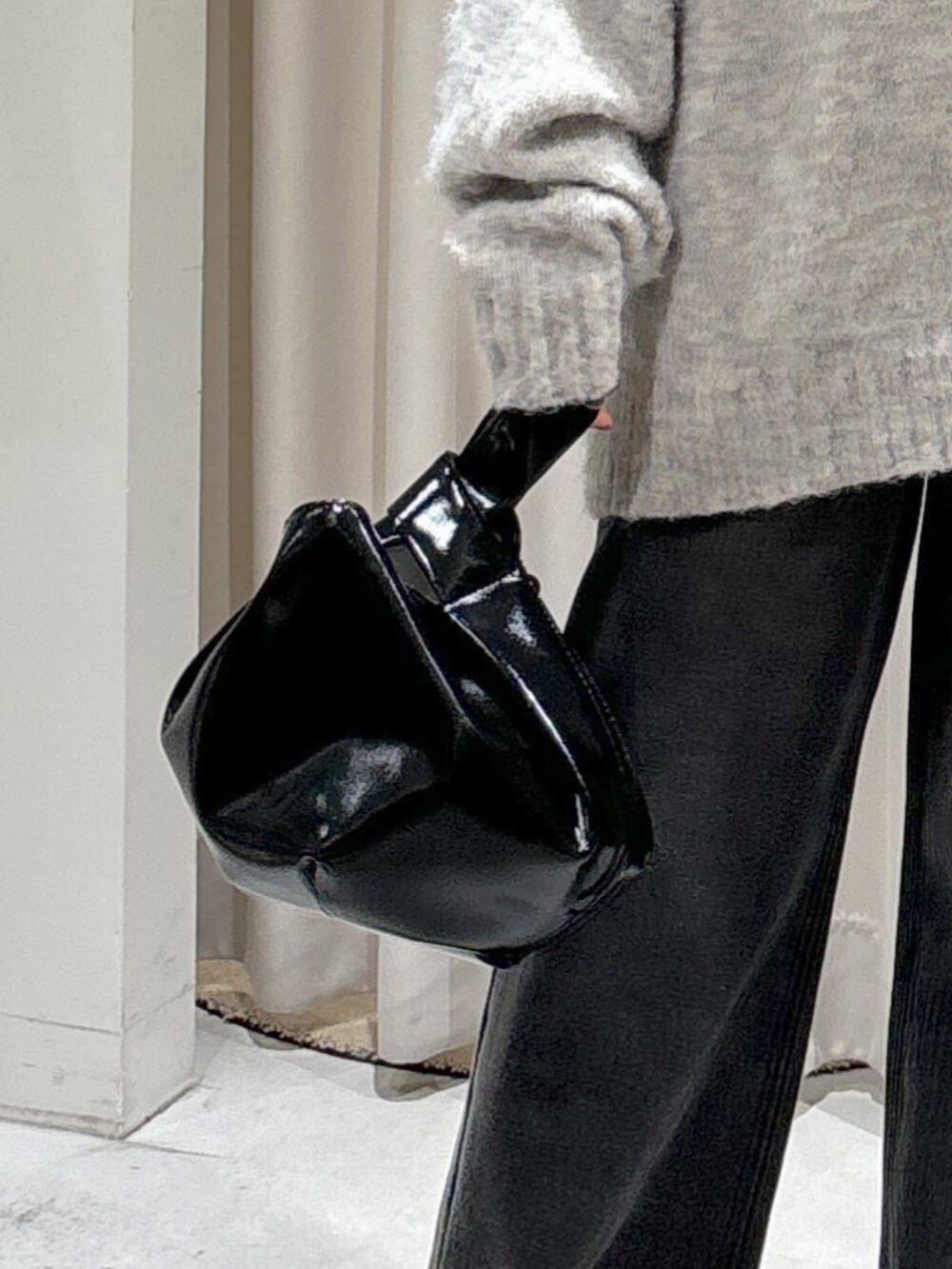 ブラウン系のブルゾン、ブラック系のデニムパンツ、ブラック系のハンドバッグを着用したレディースの秋コーディネートの7枚目の写真