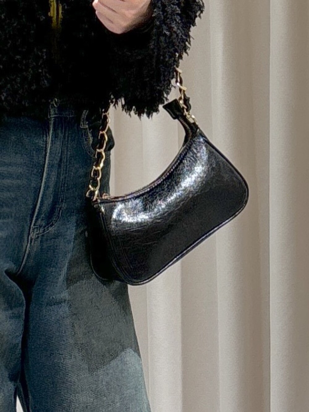 ブラック系のカーディガン/ボレロ、イエロー系のニット/セーター、ブルー系のデニムパンツを着用したレディースの秋コーディネートの4枚目の写真