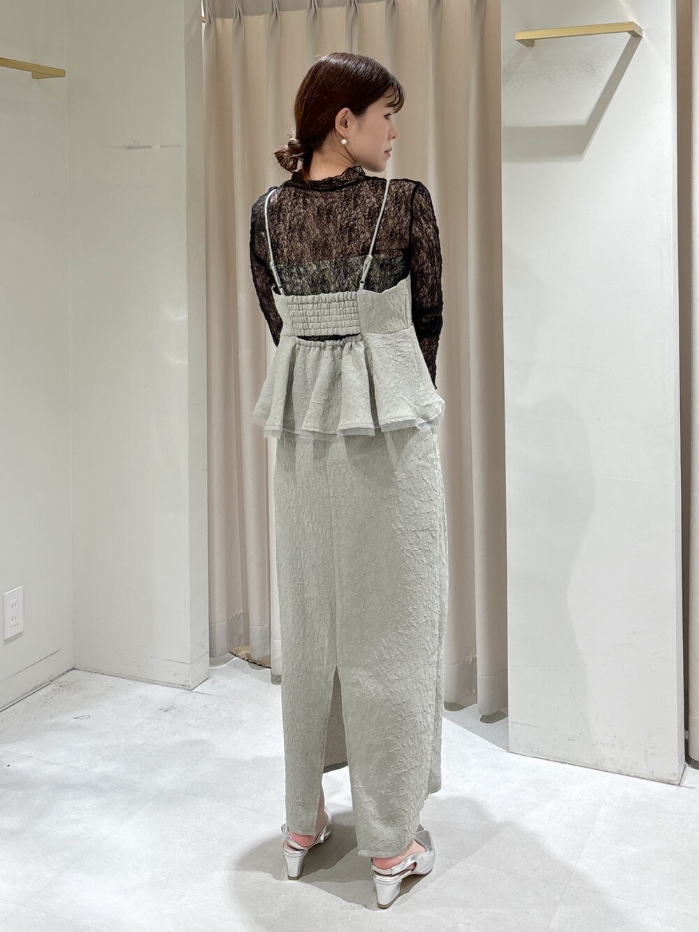 グリーン系のワンピース、ブラック系のTシャツ/カットソー、ベージュ系のショルダーバッグを着用したレディースの冬コーディネートの4枚目の写真