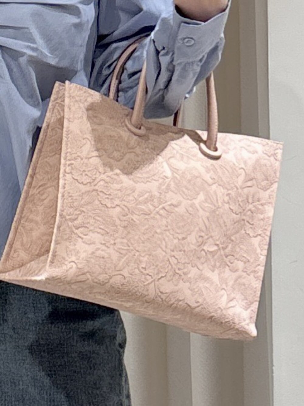 ブルー系のシャツ/ブラウス、ブルー系のデニムパンツ、ピンク系のトートバッグを着用したレディースの冬コーディネートの5枚目の写真