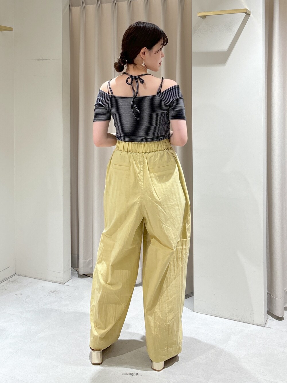 ブラック系のTシャツ/カットソー、イエロー系のその他パンツ、シルバー系のハンドバッグを着用したレディースの夏コーディネートの7枚目の写真