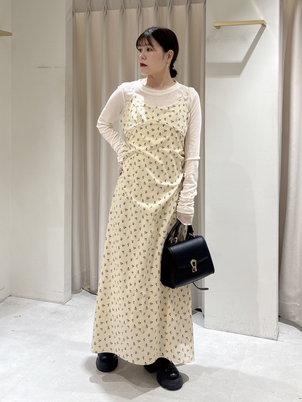 グレー系のTシャツ/カットソー、ホワイト系のワンピース、ホワイト系のTシャツ/カットソーを着用したレディースの冬コーディネートの4枚目の写真