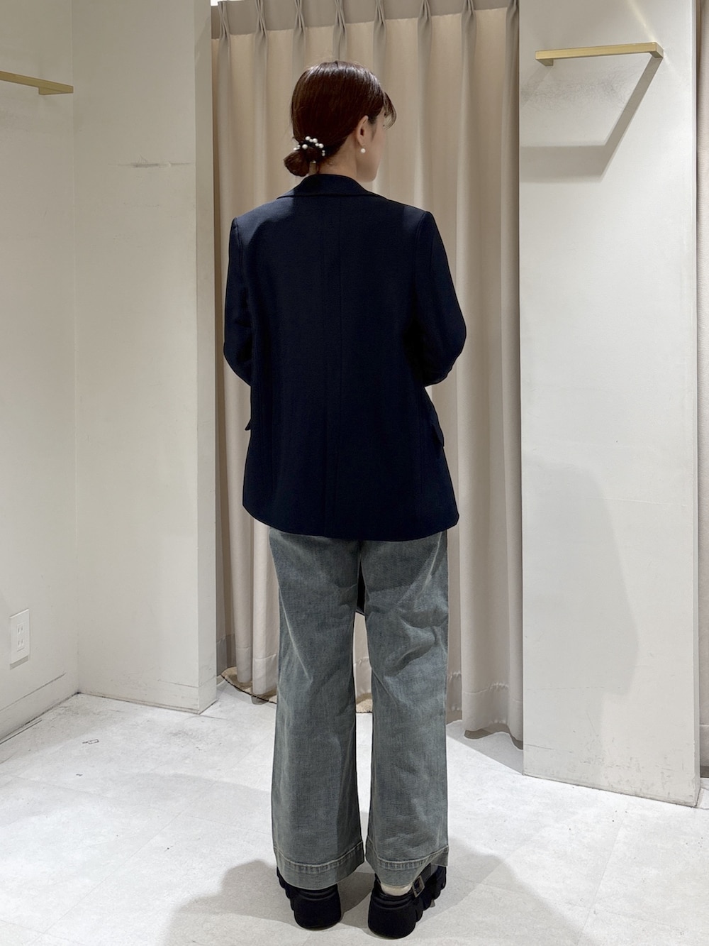 ブルー系のテーラードジャケット、ホワイト系のTシャツ/カットソー、ブルー系のデニムパンツを着用したレディースの冬コーディネートの4枚目の写真