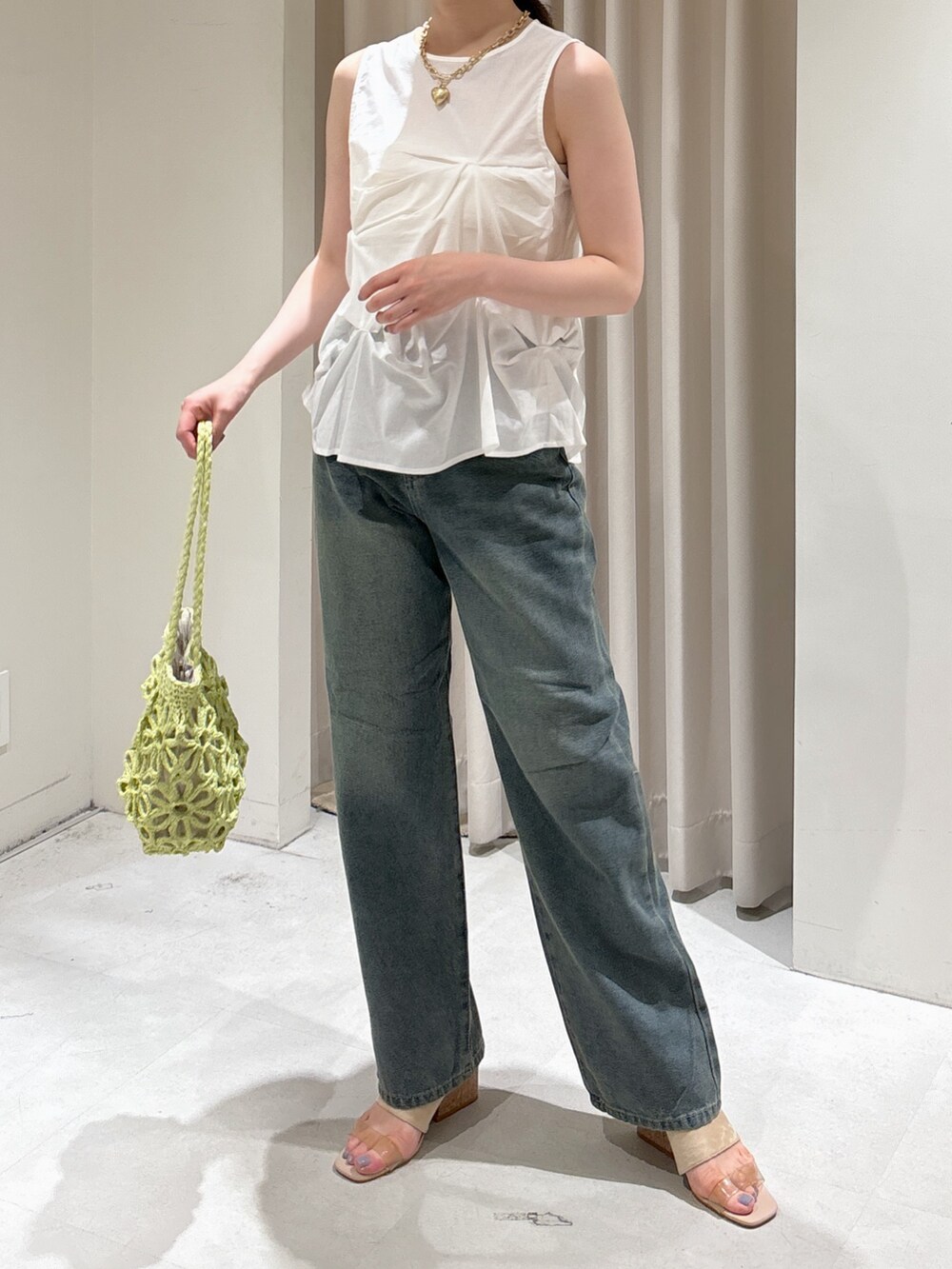 ホワイト系のシャツ/ブラウス、ブルー系のデニムパンツ、グレー系のサンダルを着用したレディースの夏コーディネートの2枚目の写真