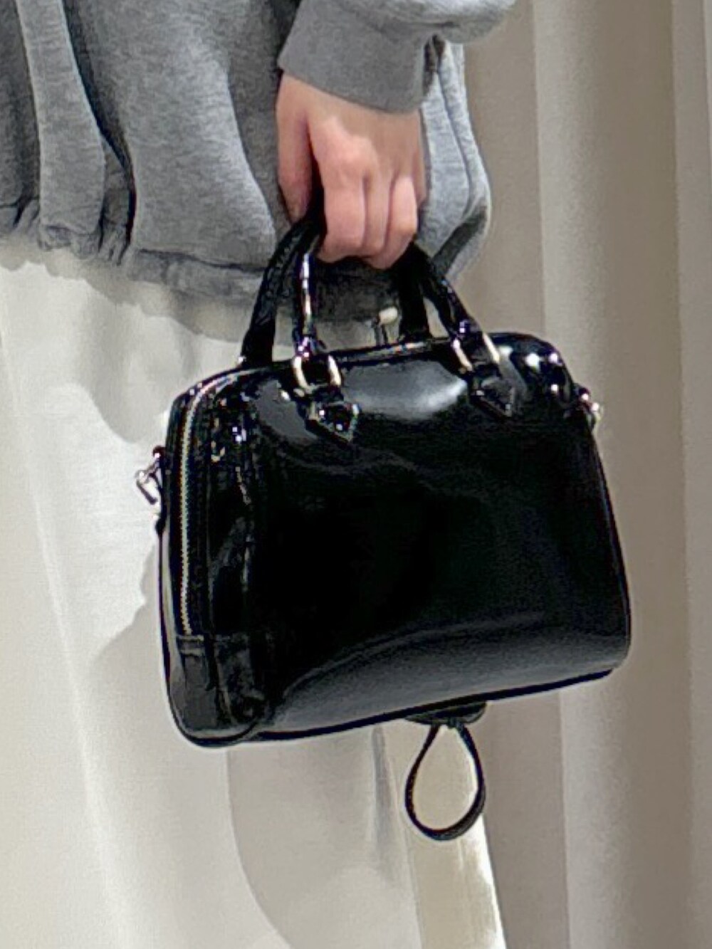 ホワイト系のTシャツ/カットソー、ブラック系のショルダーバッグ、ホワイト系のスカートを着用したレディースの冬コーディネートの7枚目の写真