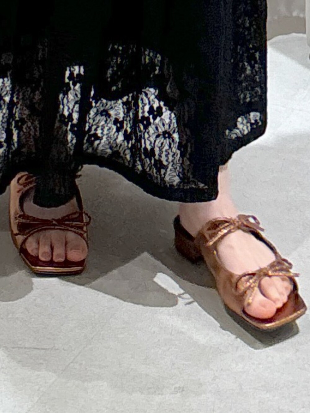 ホワイト系のTシャツ/カットソー、ブラック系のスカート、グレー系のトートバッグを着用したレディースの春コーディネートの5枚目の写真