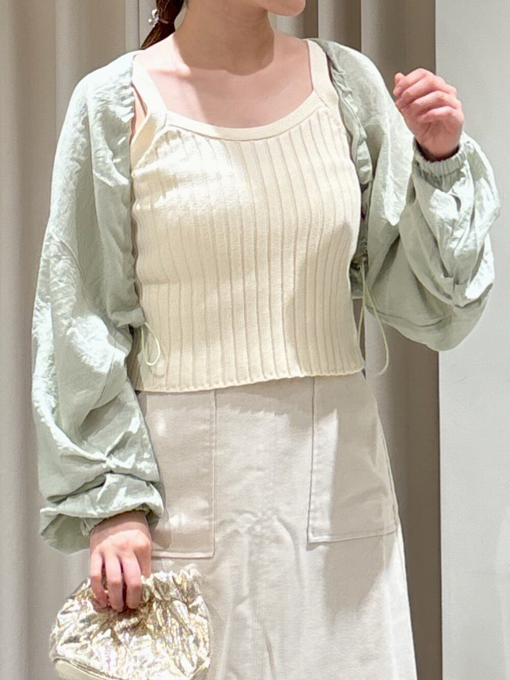 ホワイト系のワンピース、グリーン系のカーディガン/ボレロ、ホワイト系のショルダーバッグを着用したレディースの夏コーディネートの5枚目の写真