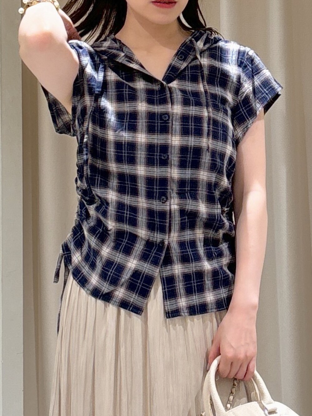 ブルー系のシャツ/ブラウス、ホワイト系のスカート、ホワイト系のトートバッグを着用したレディースの夏コーディネートの4枚目の写真