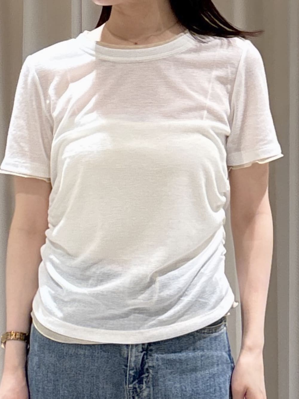 ブラウン系のシャツ/ブラウス、ホワイト系のTシャツ/カットソー、ブラック系のボストンバッグを着用したレディースの春コーディネートの6枚目の写真