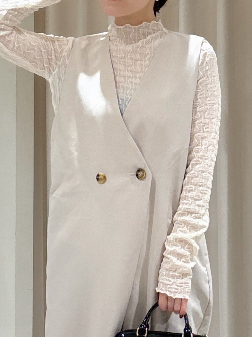 ベージュ系のつなぎ/オールインワン、ホワイト系のTシャツ/カットソー、ブラック系のショルダーバッグを着用したレディースの冬コーディネートの5枚目の写真