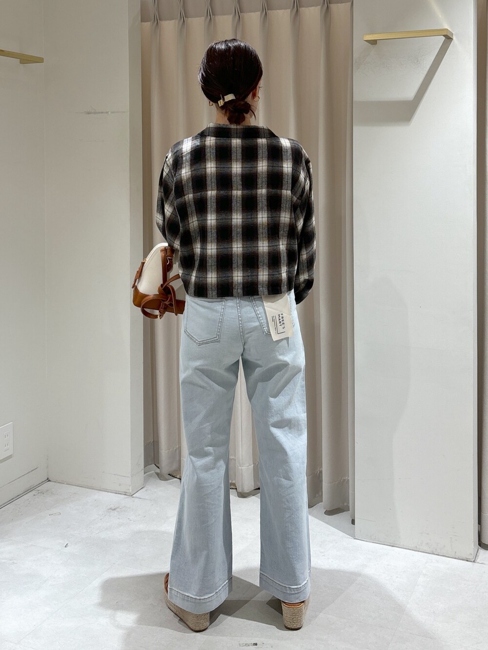 ブラウン系のシャツ/ブラウス、ブルー系のデニムパンツ、ベージュ系のサンダルを着用したレディースの夏コーディネートの5枚目の写真