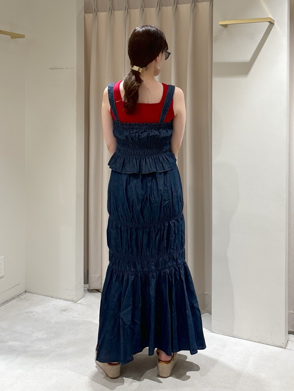 ブルー系のワンピース、レッド系のタンクトップ、イエロー系のかごバッグを着用したレディースの夏コーディネートの6枚目の写真