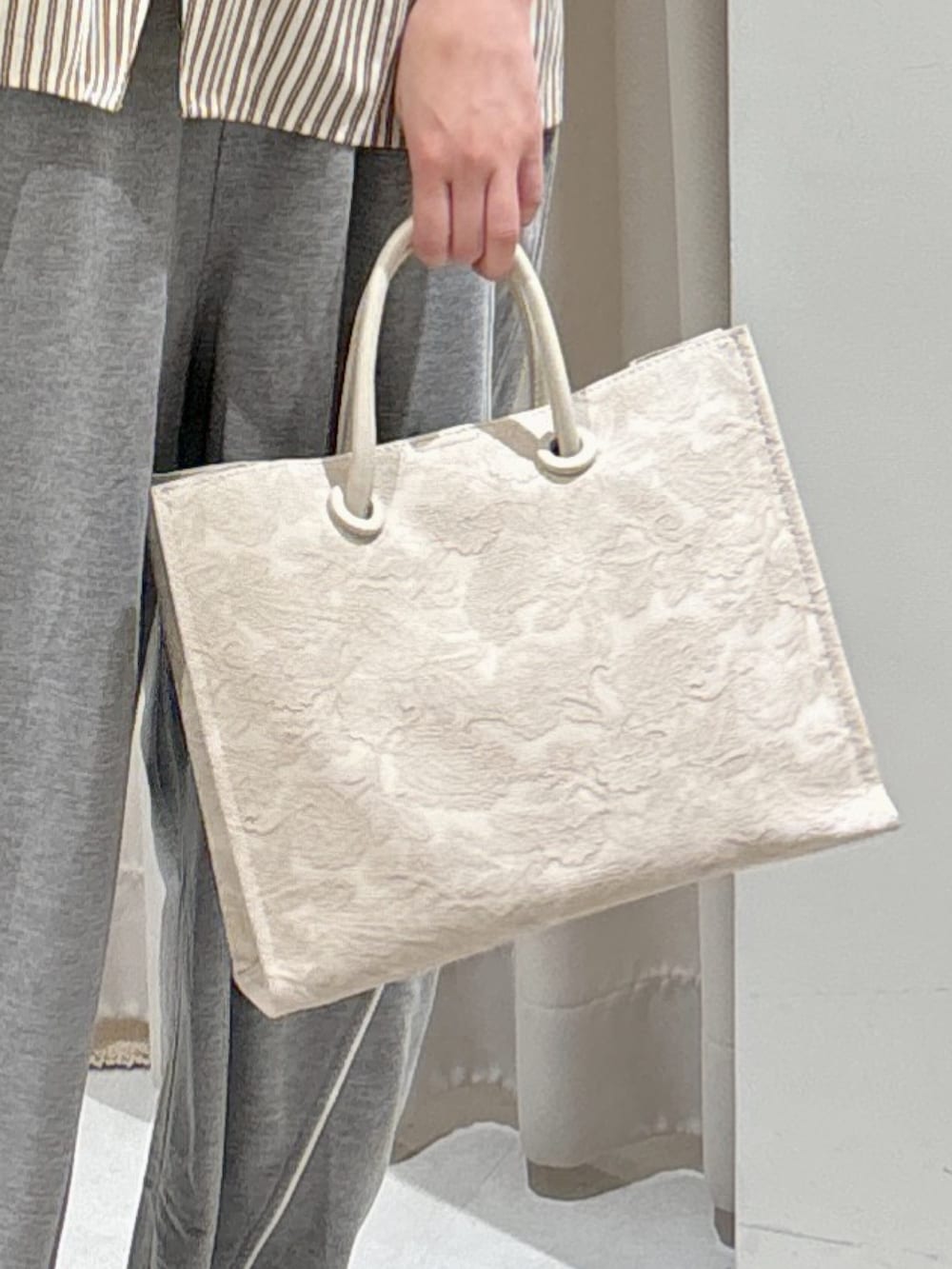 ブラウン系のシャツ/ブラウス、ホワイト系のトートバッグ、ブラウン系のサンダルを着用したレディースの夏コーディネートの5枚目の写真