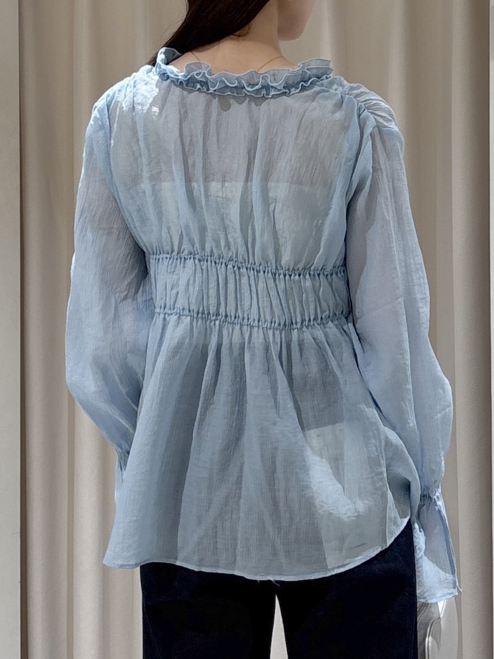 ブラウン系のテーラードジャケット、ホワイト系のハンドバッグ、ブルー系のデニムパンツを着用したレディースの春コーディネートの8枚目の写真