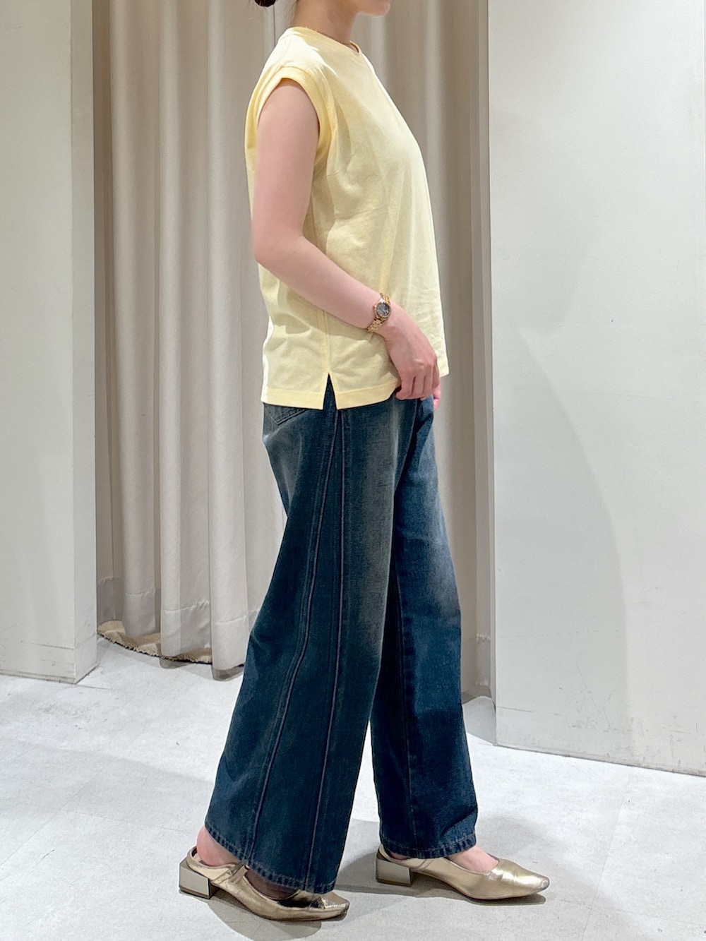 ブラウン系のテーラードジャケット、イエロー系のTシャツ/カットソー、ブルー系のデニムパンツを着用したレディースの春コーディネートの9枚目の写真