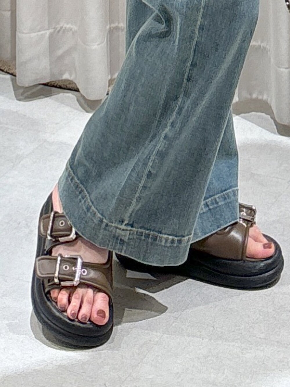 ブルー系のシャツ/ブラウス、イエロー系のタンクトップ、ブラック系のショルダーバッグを着用したレディースの夏コーディネートの8枚目の写真