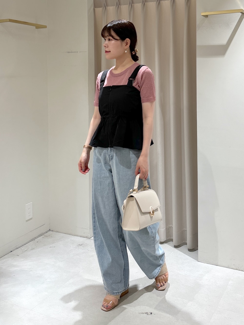 ブラック系のシャツ/ブラウス、ピンク系のニット/セーター、ブルー系のデニムパンツを着用したレディースの夏コーディネートの2枚目の写真