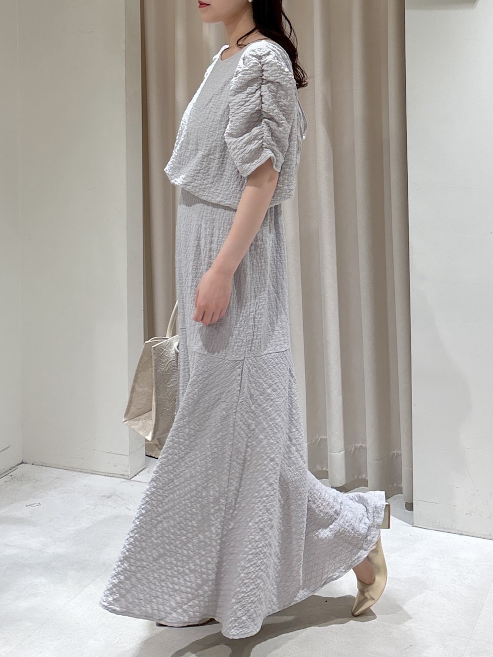 ブルー系のブルゾン、グレー系のワンピース、ホワイト系のトートバッグを着用したレディースの春コーディネートの8枚目の写真