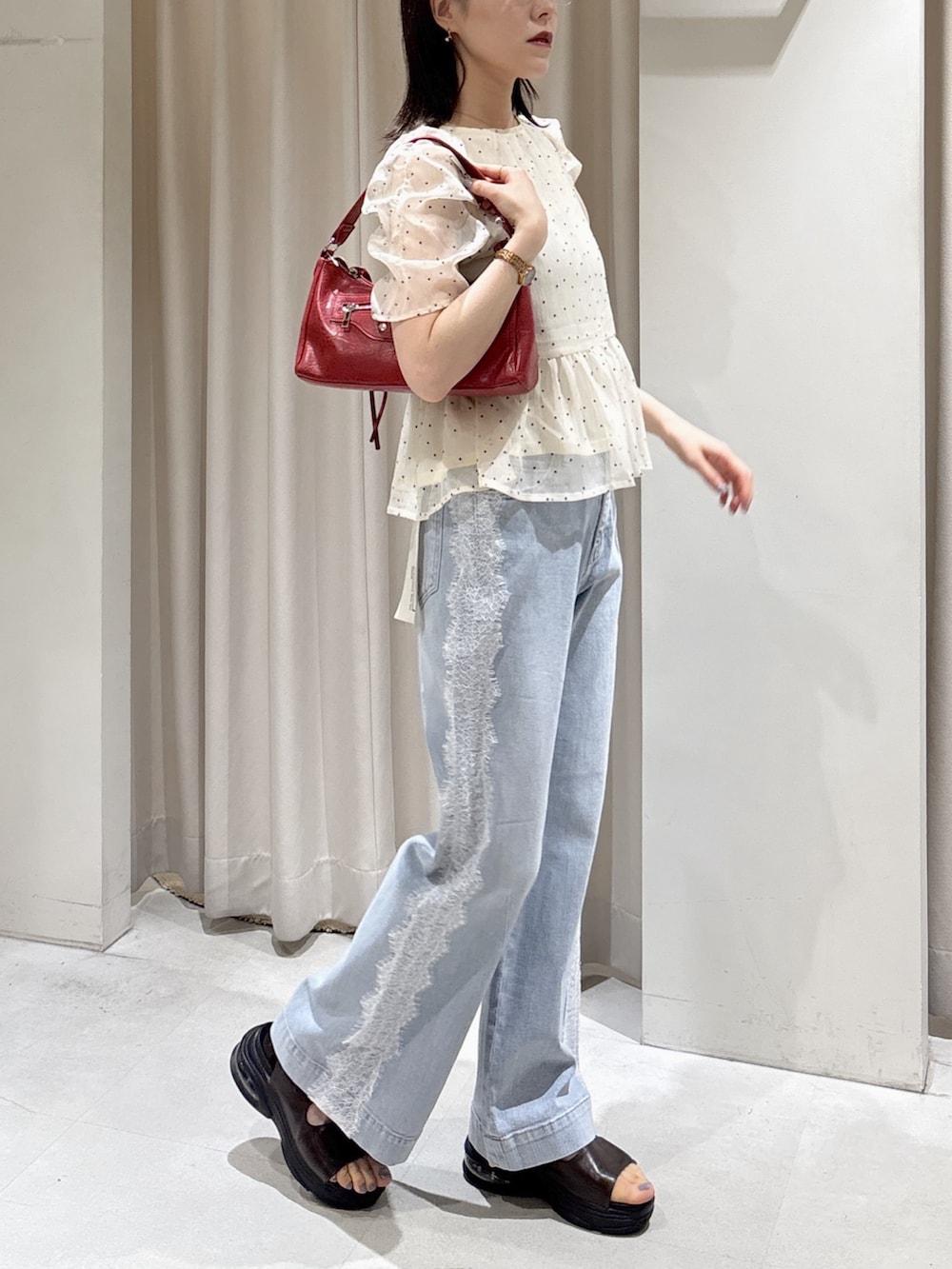 ホワイト系のシャツ/ブラウス、ホワイト系のシャツ/ブラウス、レッド系のショルダーバッグを着用したレディースの夏コーディネートの4枚目の写真