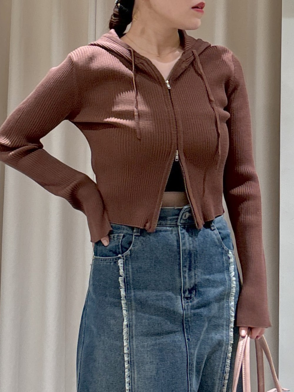 ブラウン系のパーカー、ブラック系のキャミソール、ピンク系のショルダーバッグを着用したレディースの春コーディネートの3枚目の写真