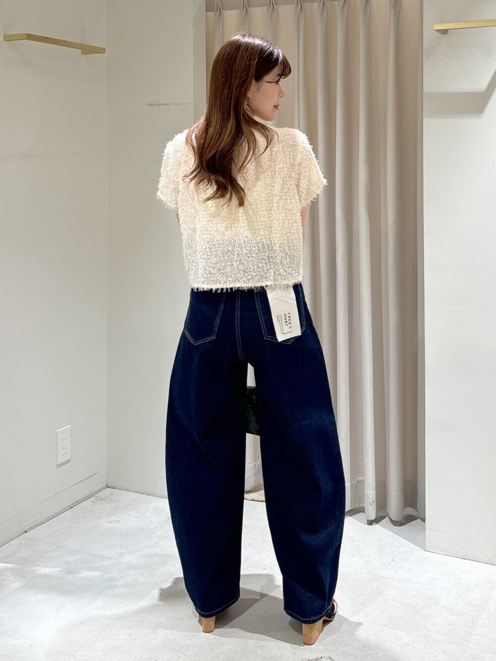 ホワイト系のシャツ/ブラウス、ホワイト系のキャミソール、ブルー系のデニムパンツを着用したレディースの夏コーディネートの2枚目の写真