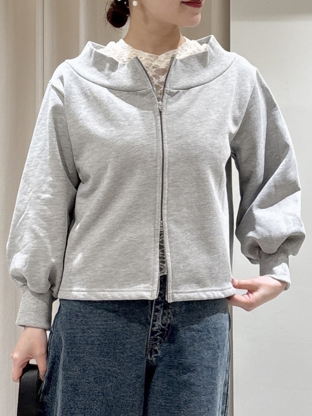 グレー系のTシャツ/カットソー、ホワイト系のTシャツ/カットソー、ブルー系のデニムパンツを着用したレディースの冬コーディネートの3枚目の写真