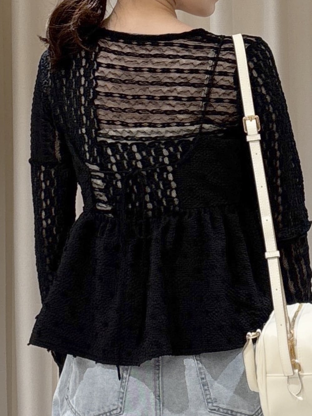 ブラック系のシャツ/ブラウス、ブラック系のTシャツ/カットソー、ホワイト系のボストンバッグを着用したレディースの春コーディネートの5枚目の写真