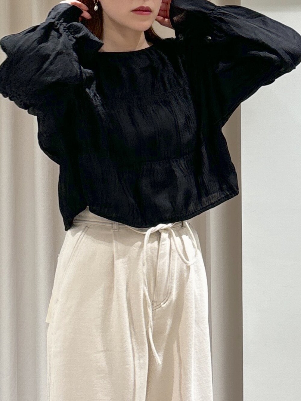 ブラウン系のトートバッグ、ホワイト系のデニムパンツ、ゴールド系のパンプスを着用したレディースの春コーディネートの8枚目の写真