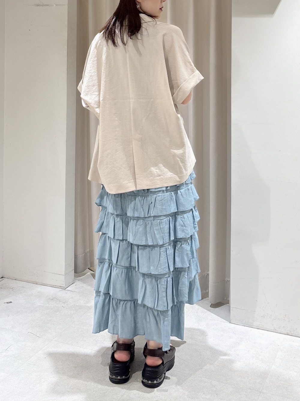ホワイト系のテーラードジャケット、ブルー系のTシャツ/カットソー、ブルー系のスカートを着用したレディースの春コーディネートの4枚目の写真