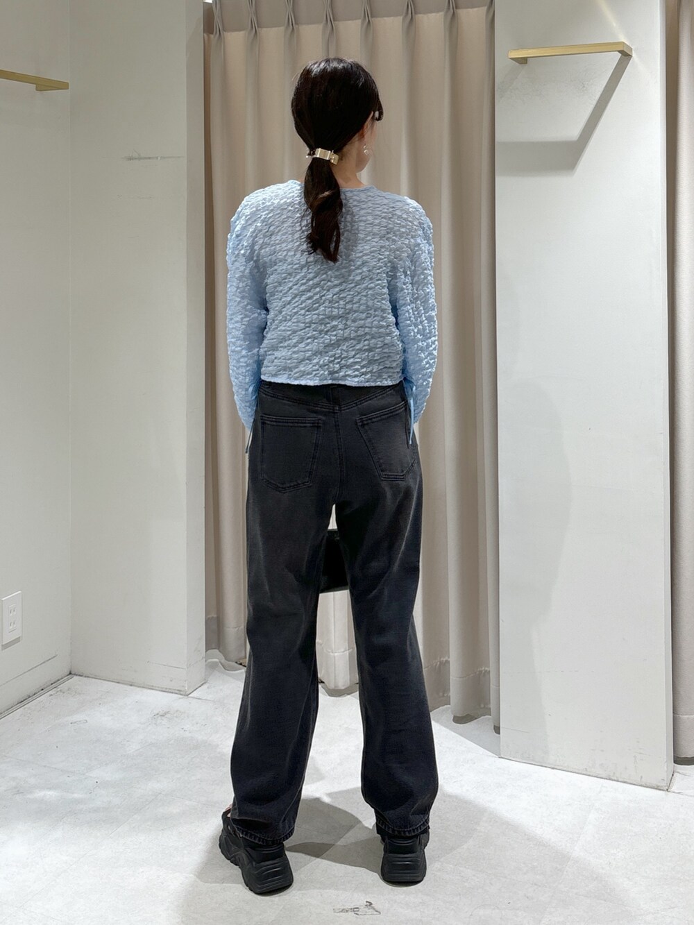 ブルー系のカーディガン/ボレロ、ブラック系のキャミソール、ブラック系のデニムパンツを着用したレディースの夏コーディネートの3枚目の写真