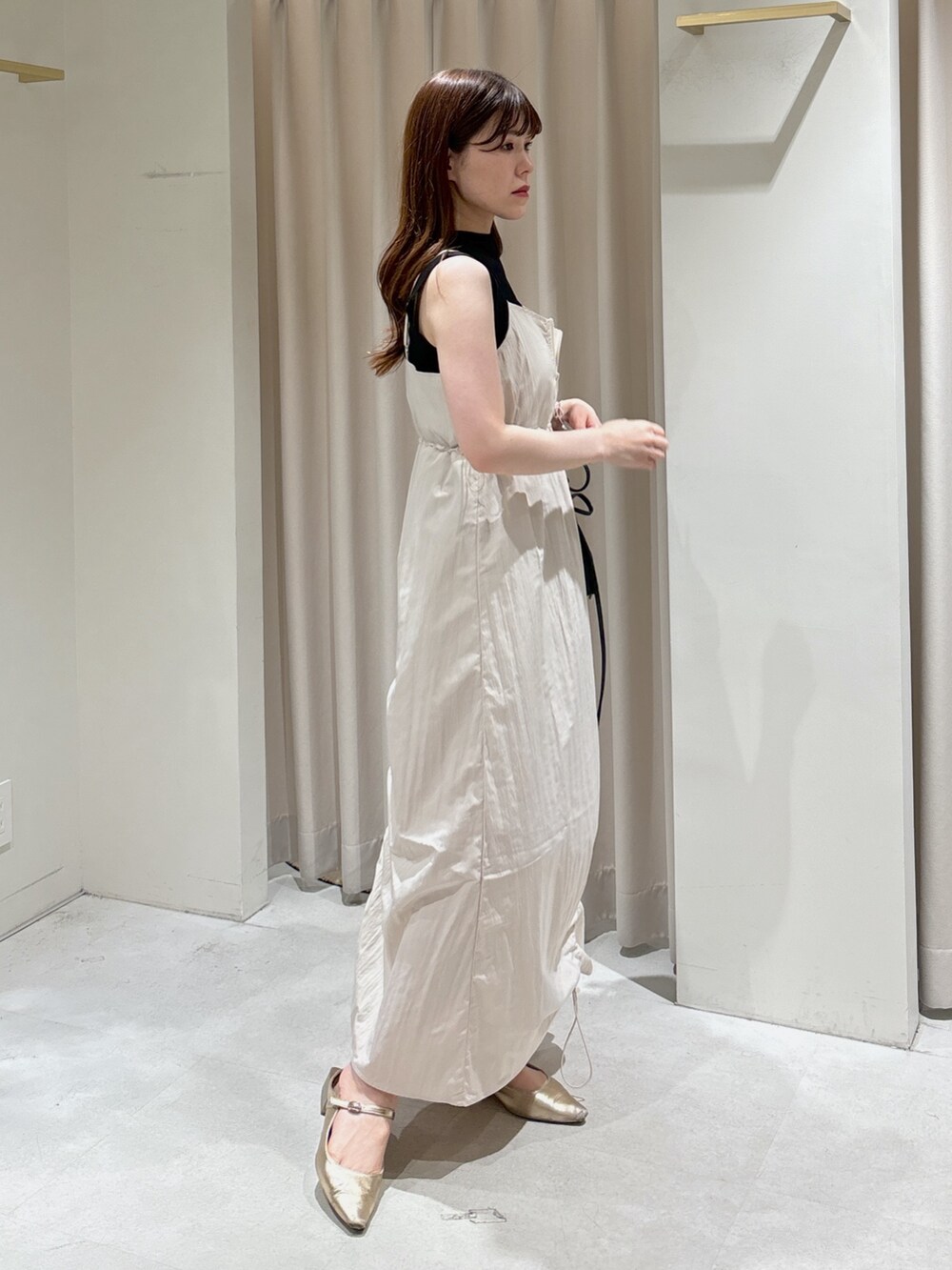 ホワイト系のワンピース、ブラック系のショルダーバッグ、ブラック系のニット/セーターを着用したレディースの春コーディネートの4枚目の写真