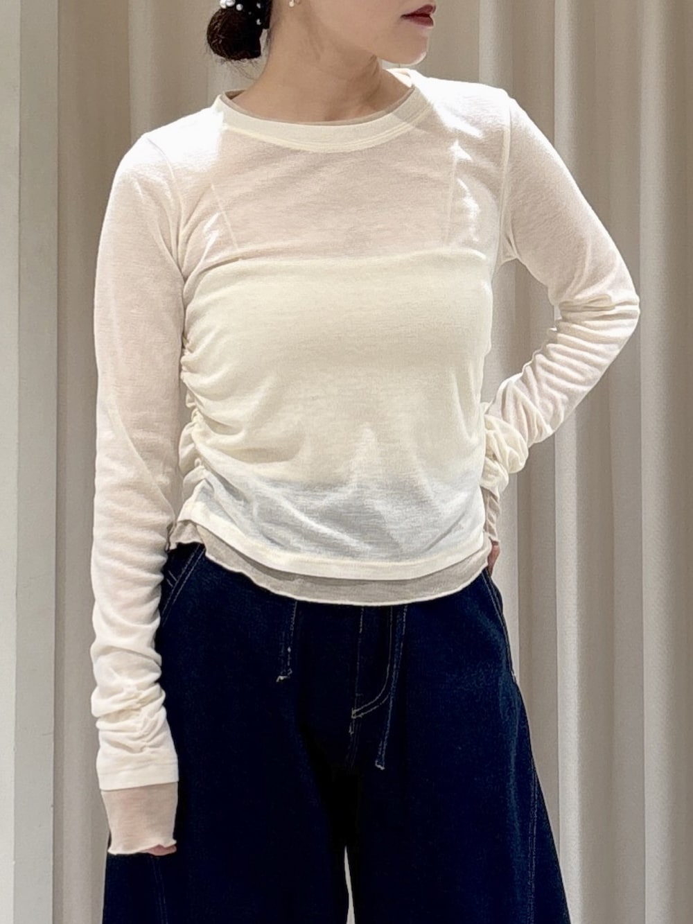 ブルー系のシャツ/ブラウス、ホワイト系のTシャツ/カットソー、ホワイト系のキャミソールを着用したレディースの冬コーディネートの7枚目の写真