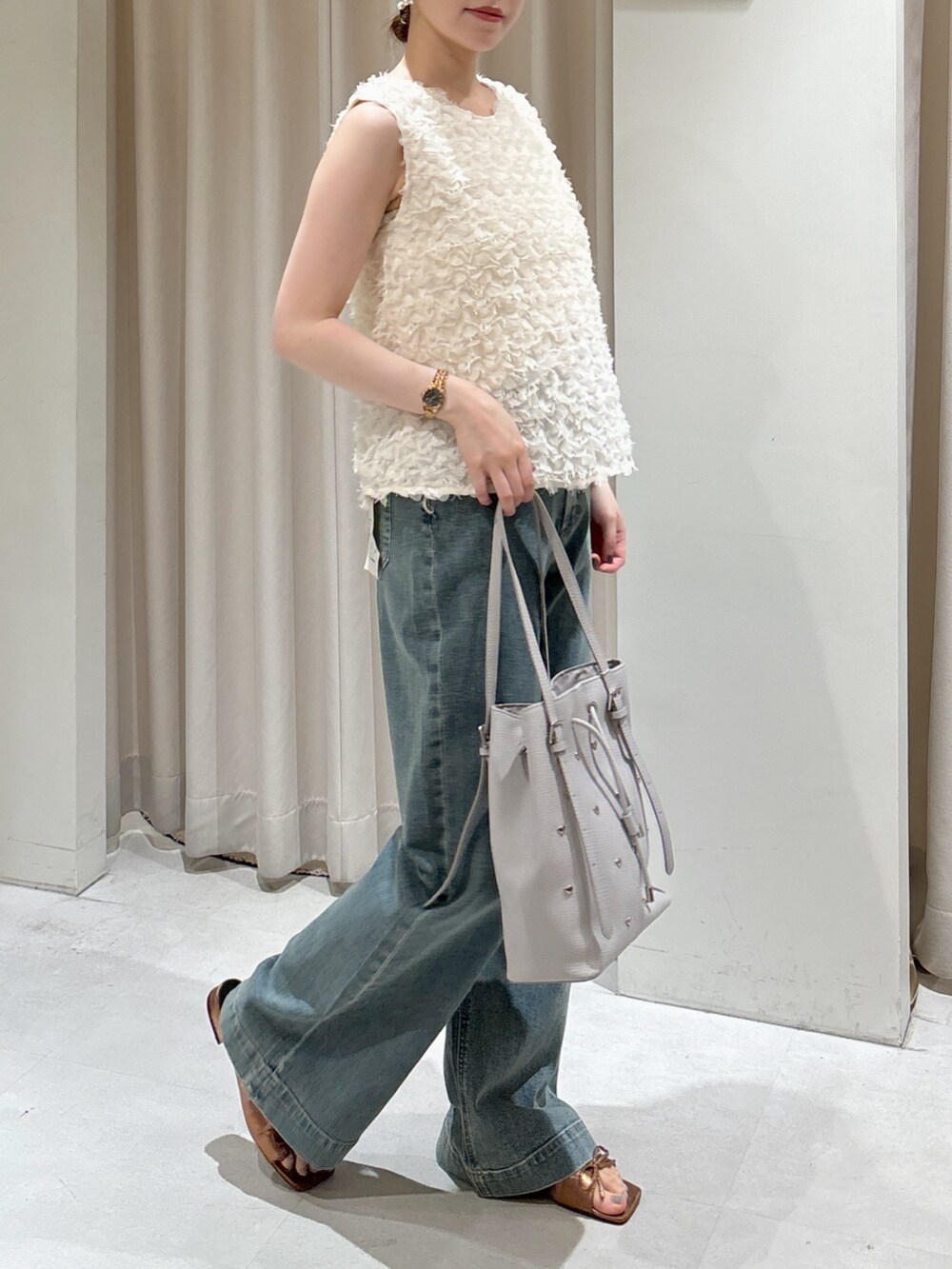 ホワイト系のシャツ/ブラウス、ブルー系のデニムパンツ、グレー系のトートバッグを着用したレディースの夏コーディネートの6枚目の写真