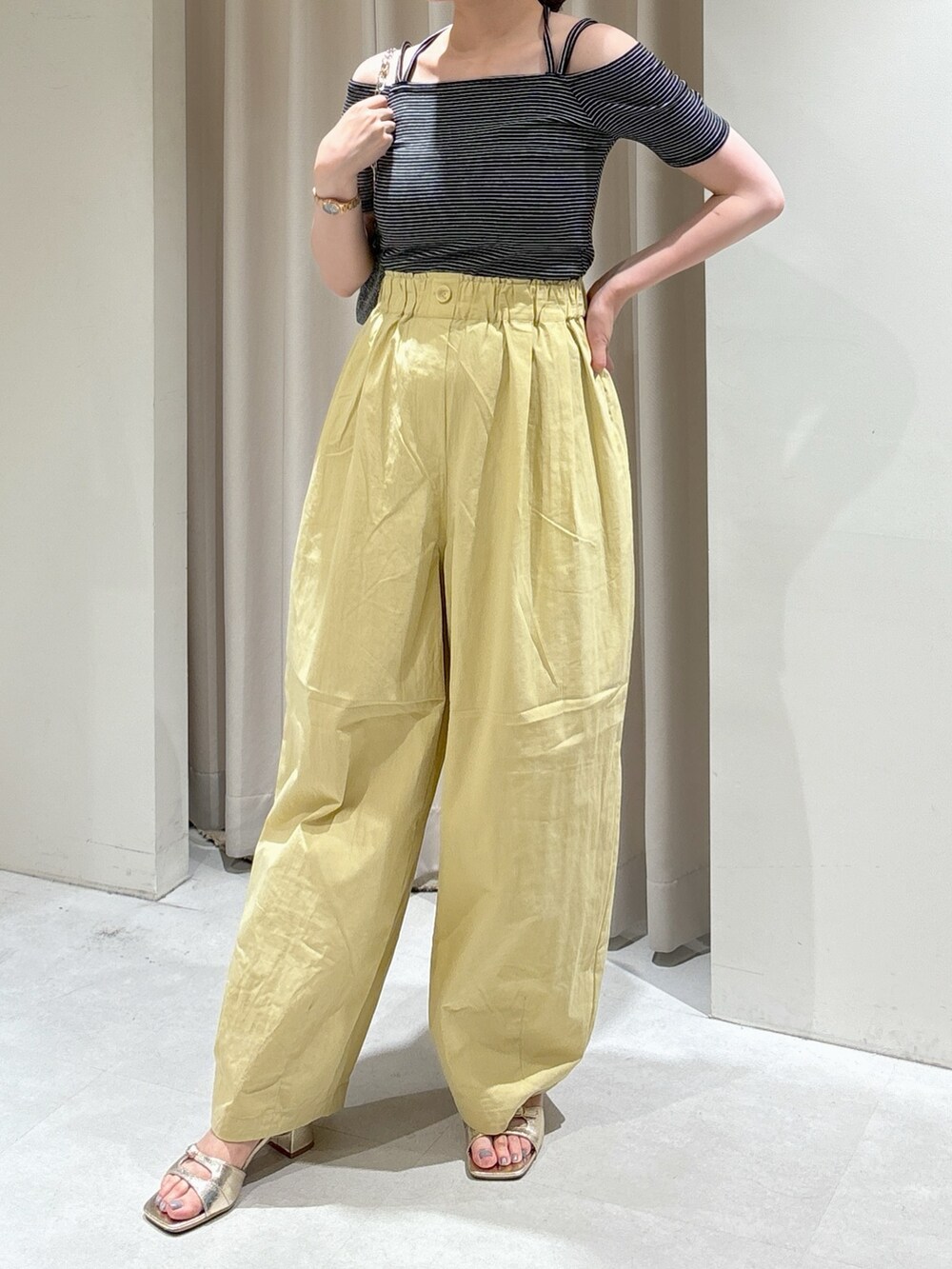 ブラック系のTシャツ/カットソー、イエロー系のその他パンツ、シルバー系のハンドバッグを着用したレディースの夏コーディネートの10枚目の写真