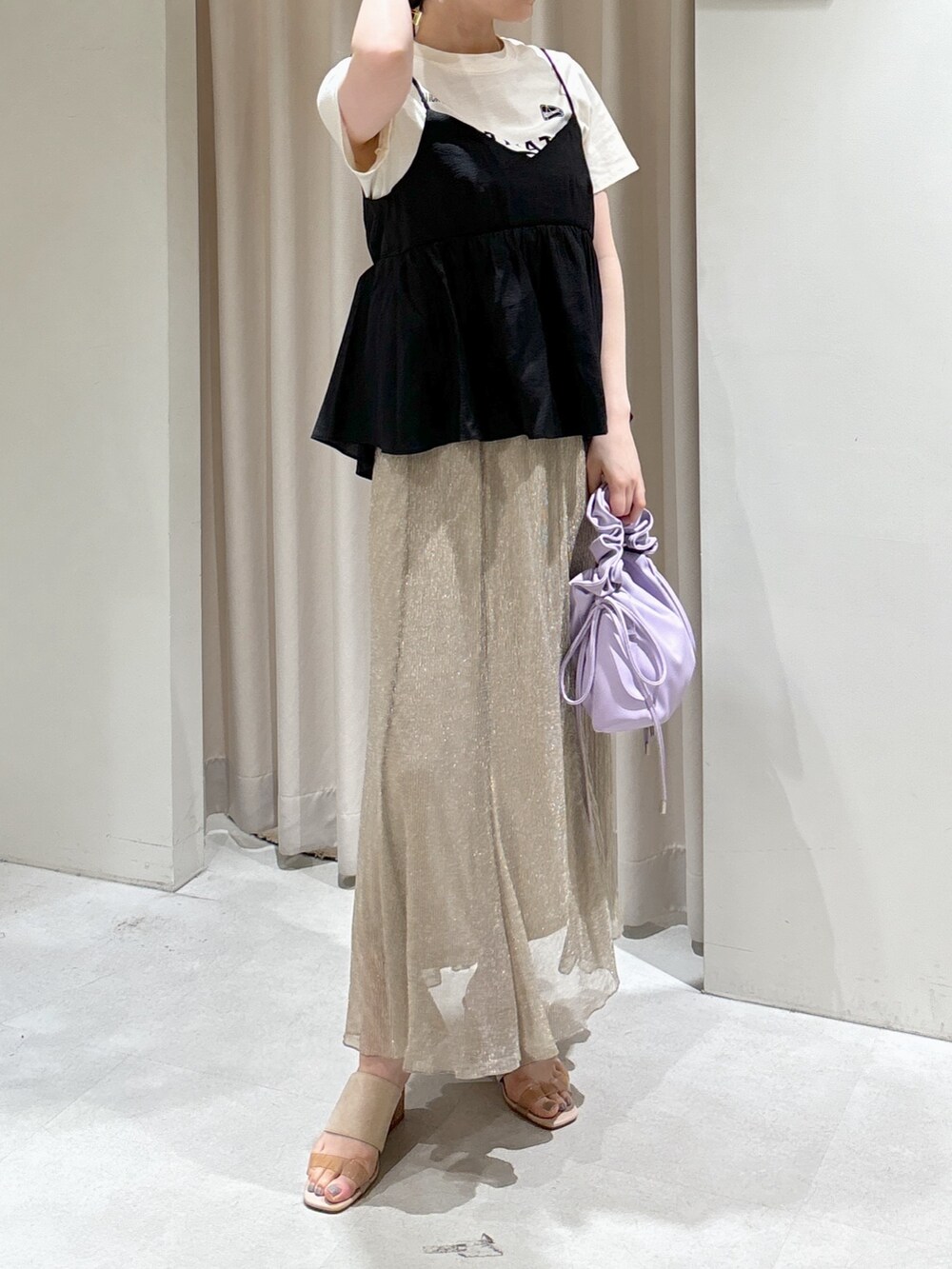 ブラック系のシャツ/ブラウス、ホワイト系のTシャツ/カットソー、パープル系のショルダーバッグを着用したレディースの夏コーディネートの2枚目の写真