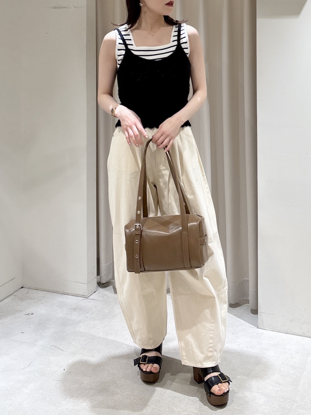 ブラック系のニット/セーター、グリーン系のニット/セーター、ホワイト系のニット/セーターを着用したレディースの春コーディネートの5枚目の写真