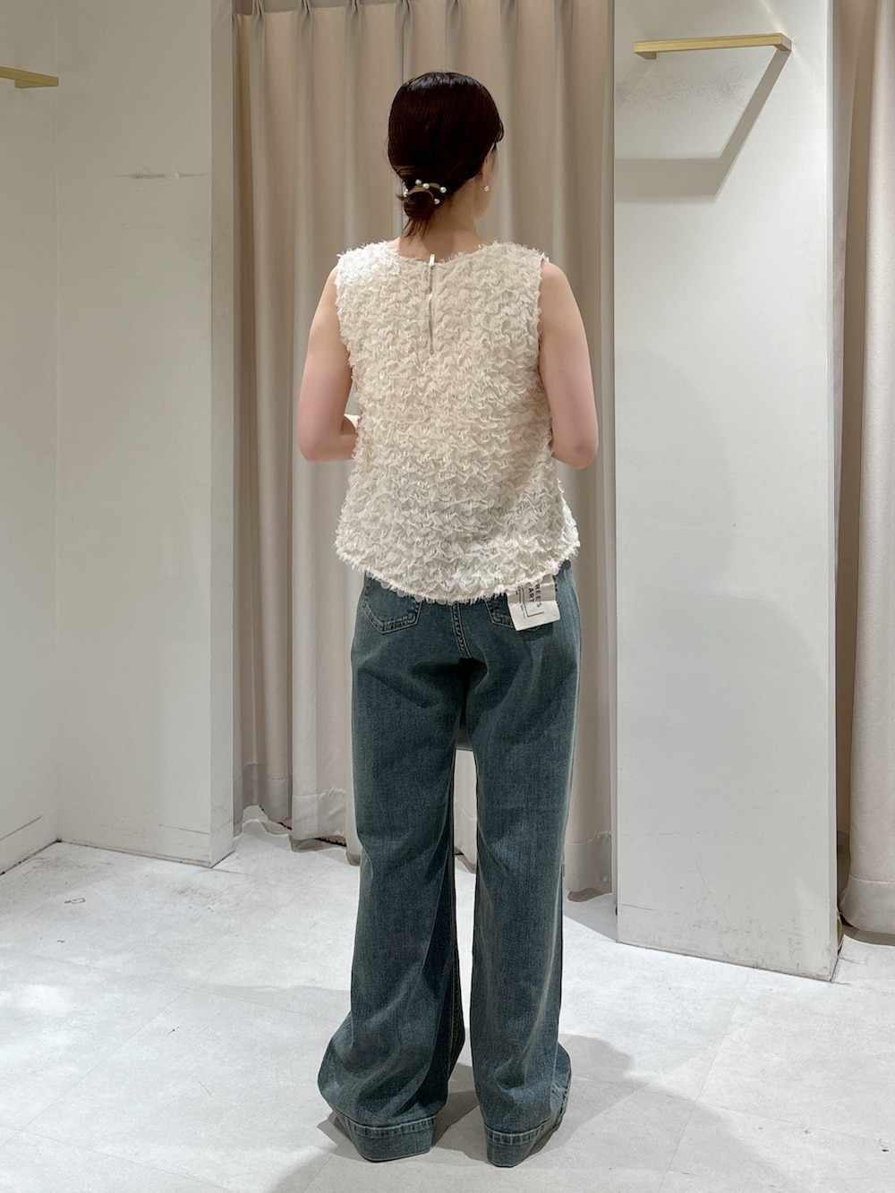 ホワイト系のシャツ/ブラウス、ブルー系のデニムパンツ、グレー系のトートバッグを着用したレディースの夏コーディネートの4枚目の写真