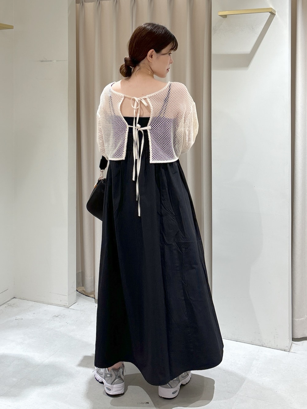 ホワイト系のカーディガン/ボレロ、ブラック系のワンピース、ブラック系のショルダーバッグを着用したレディースの秋コーディネートの2枚目の写真