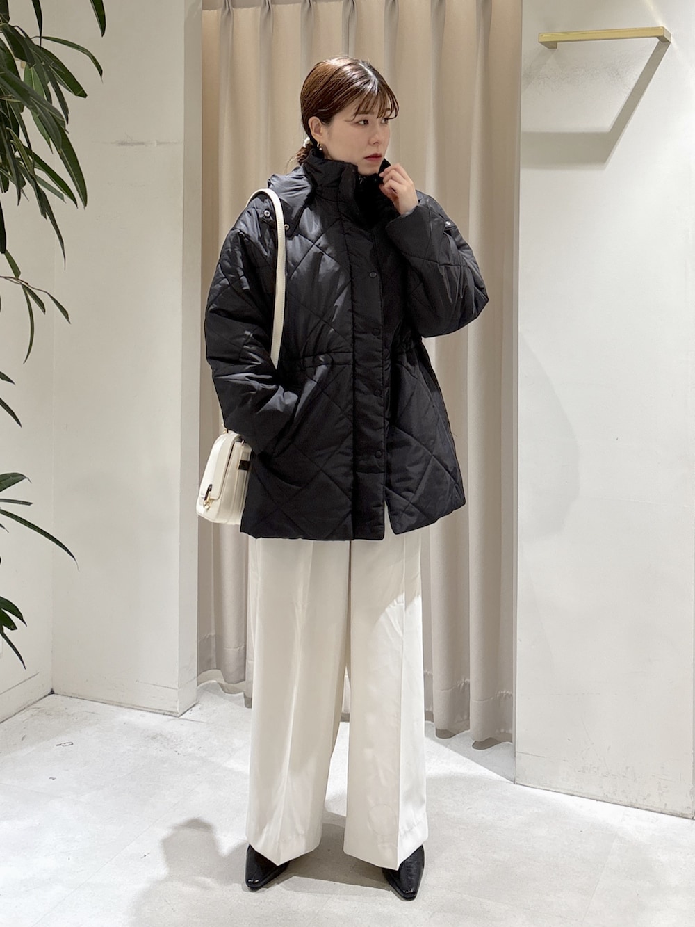 ブラウン系のワンピース、ホワイト系のスラックス、ホワイト系のその他パンツを着用したレディースの秋コーディネートの6枚目の写真