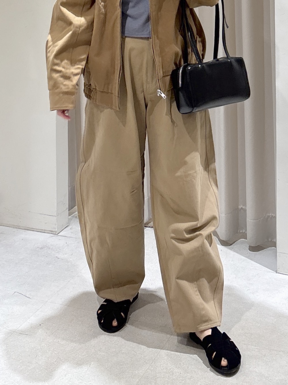 ベージュ系のブルゾン、ブルー系のTシャツ/カットソー、ベージュ系のその他パンツを着用したレディースの春コーディネートの6枚目の写真