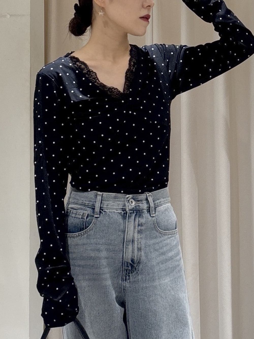 ブラック系のTシャツ/カットソー、ブラック系のショルダーバッグ、ブルー系のデニムパンツを着用したレディースの夏コーディネートの3枚目の写真
