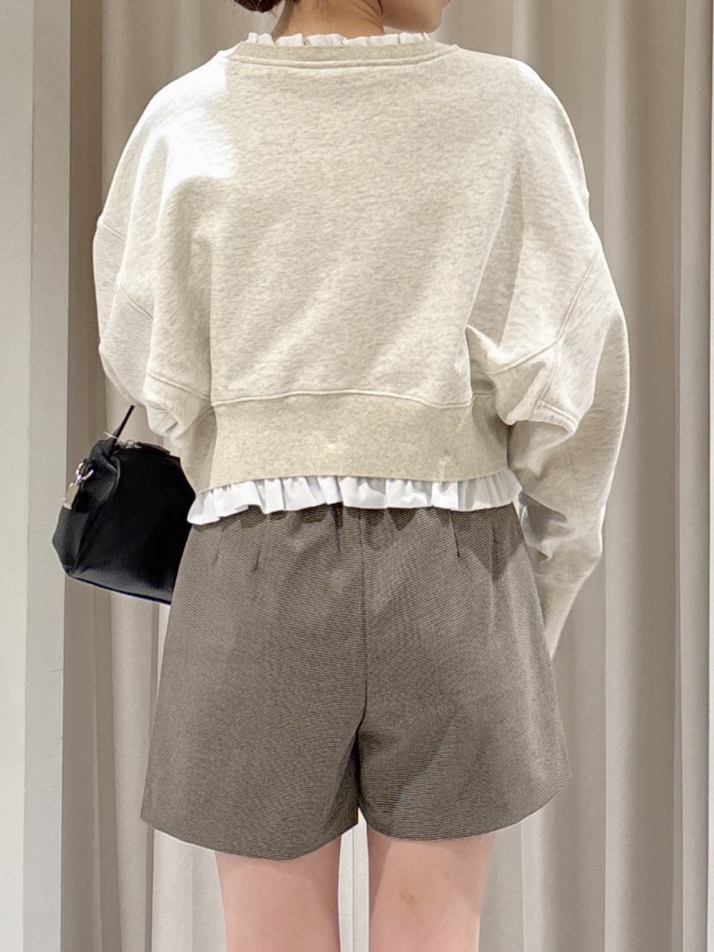 ホワイト系のTシャツ/カットソー、ベージュ系のその他パンツ、ブラック系のハンドバッグを着用したレディースの冬コーディネートの3枚目の写真