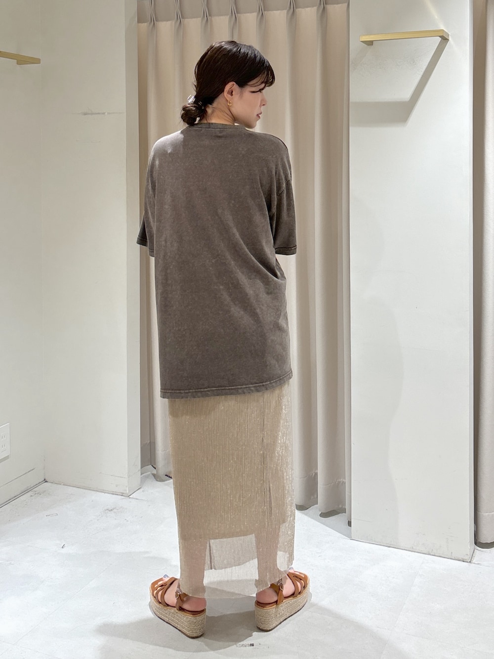 ブラウン系のTシャツ/カットソー、ゴールド系のスカート、グリーン系のショルダーバッグを着用したレディースの夏コーディネートの4枚目の写真