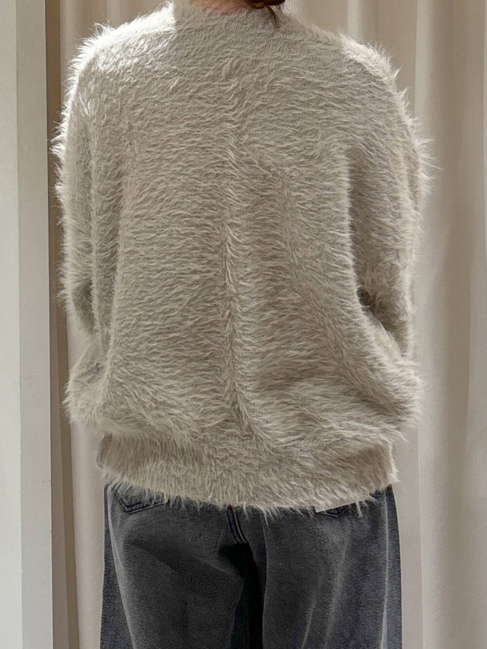 ベージュ系のカーディガン/ボレロ、ブラック系のデニムパンツ、ブラック系のトートバッグを着用したレディースの冬コーディネートの4枚目の写真