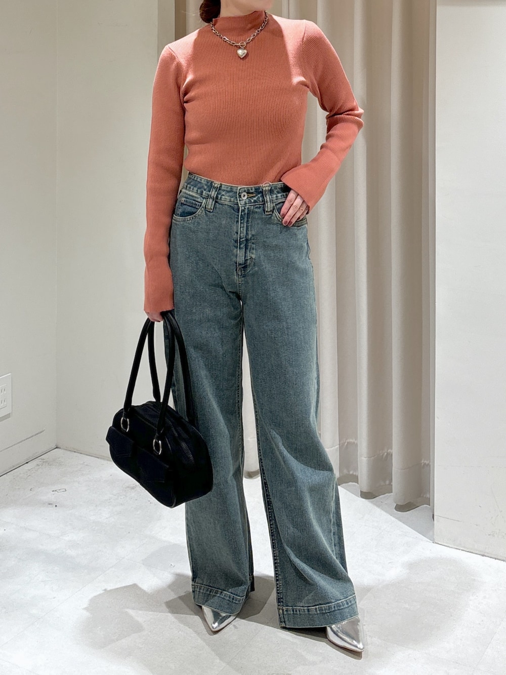 ブラウン系のシャツ/ブラウス、ピンク系のニット/セーター、ブラック系のトートバッグを着用したレディースの冬コーディネートの7枚目の写真