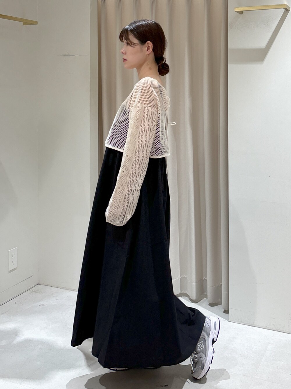 ホワイト系のカーディガン/ボレロ、ブラック系のワンピース、ブラック系のショルダーバッグを着用したレディースの秋コーディネートの4枚目の写真