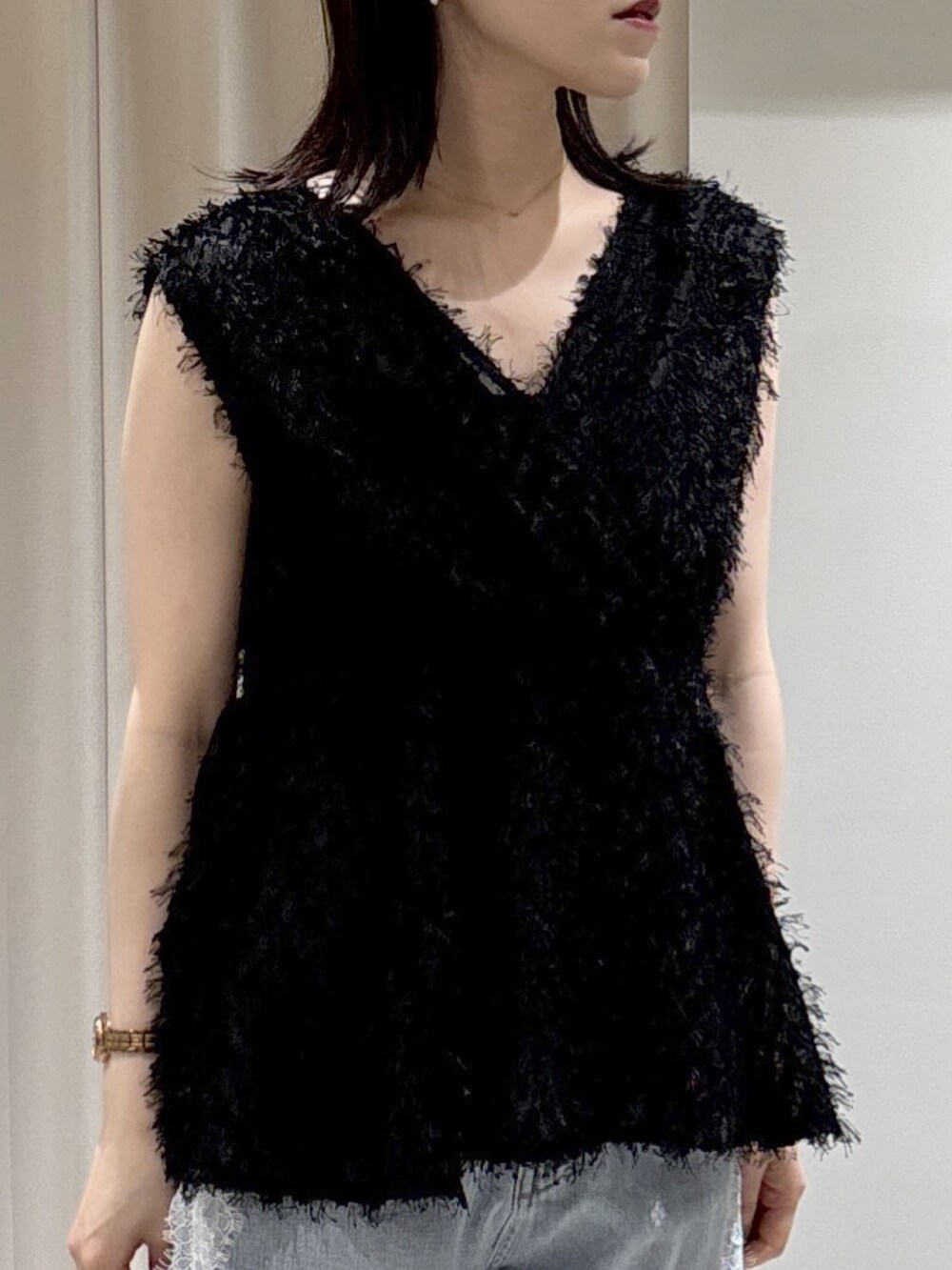 レッド系のショルダーバッグ、ブルー系のデニムパンツ、ブラウン系のサンダルを着用したレディースの夏コーディネートの4枚目の写真