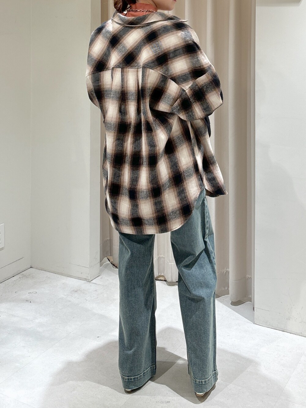 ブラウン系のシャツ/ブラウス、ピンク系のニット/セーター、ブラック系のトートバッグを着用したレディースの冬コーディネートの4枚目の写真