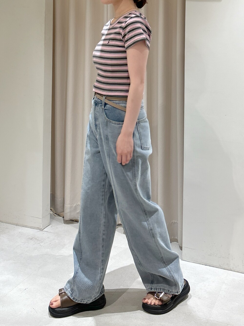 ピンク系のTシャツ/カットソー、ブラック系のトートバッグ、ブルー系のデニムパンツを着用したレディースの夏コーディネートの2枚目の写真